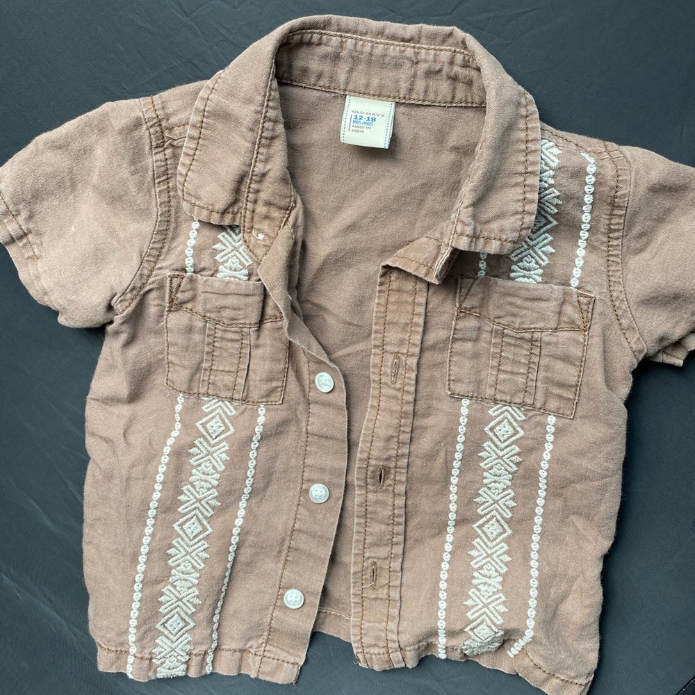 Adorable short sleeve button shirt w 2 breast pockets and crochet detailing